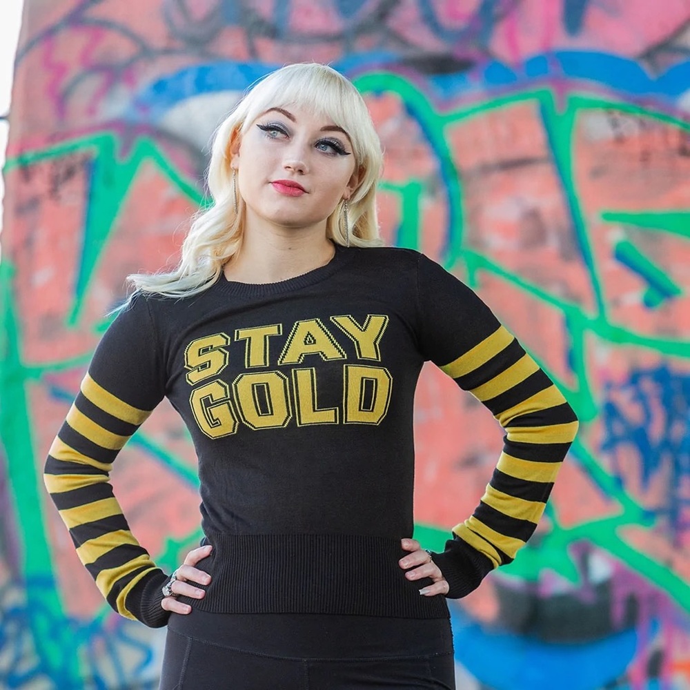 Stay gold sweater size xl never worn.